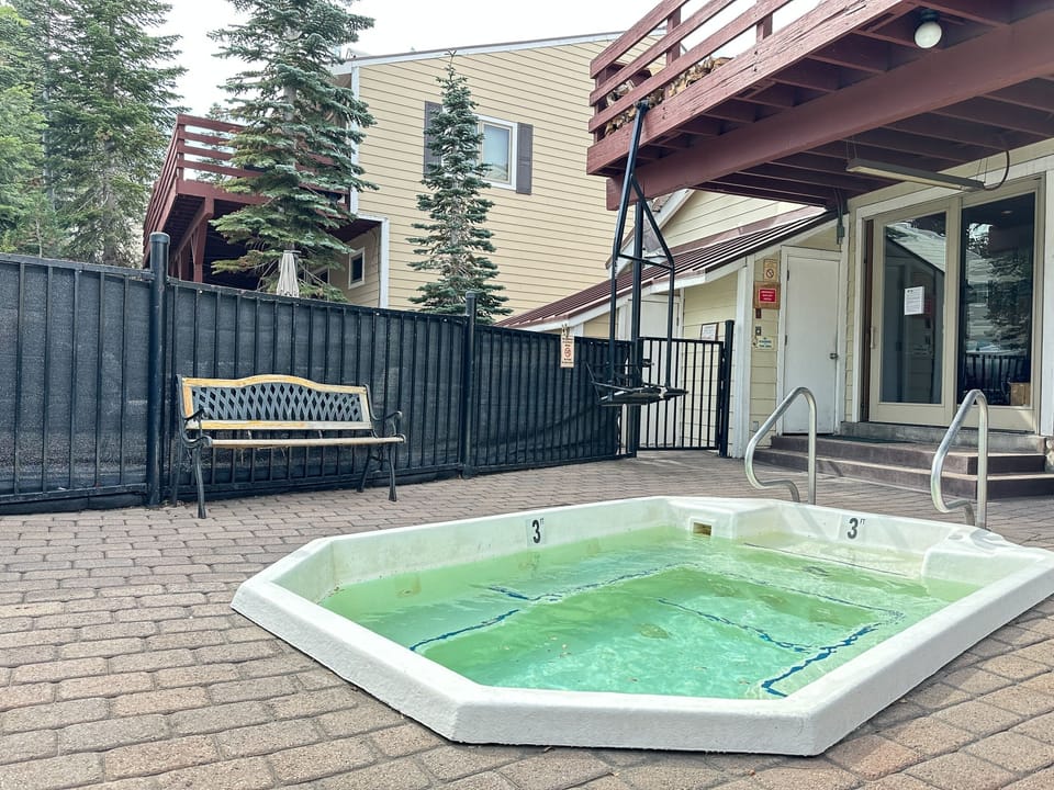 Condo, 3 Bedrooms | Property grounds