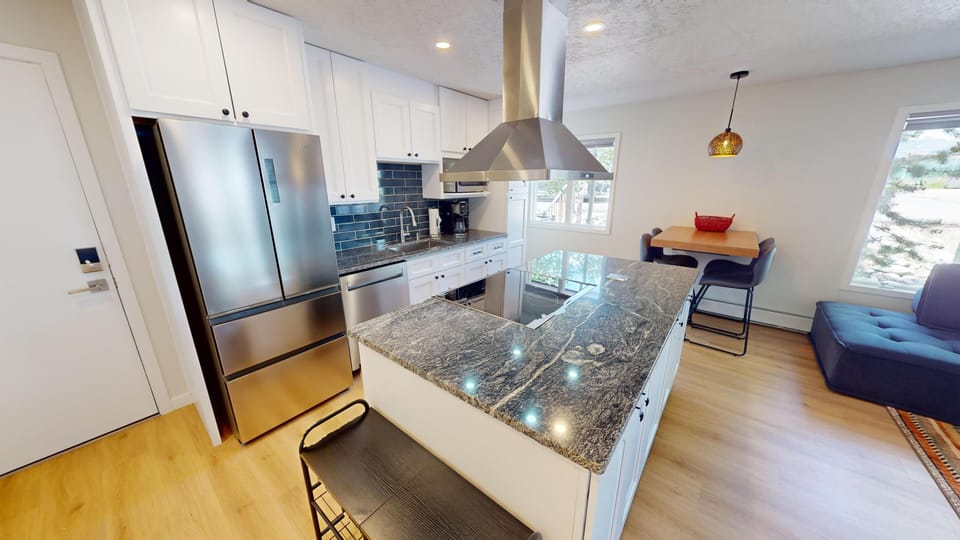 Fully Equipped Kitchen with Island - Fully Equipped Kitchen with Island
