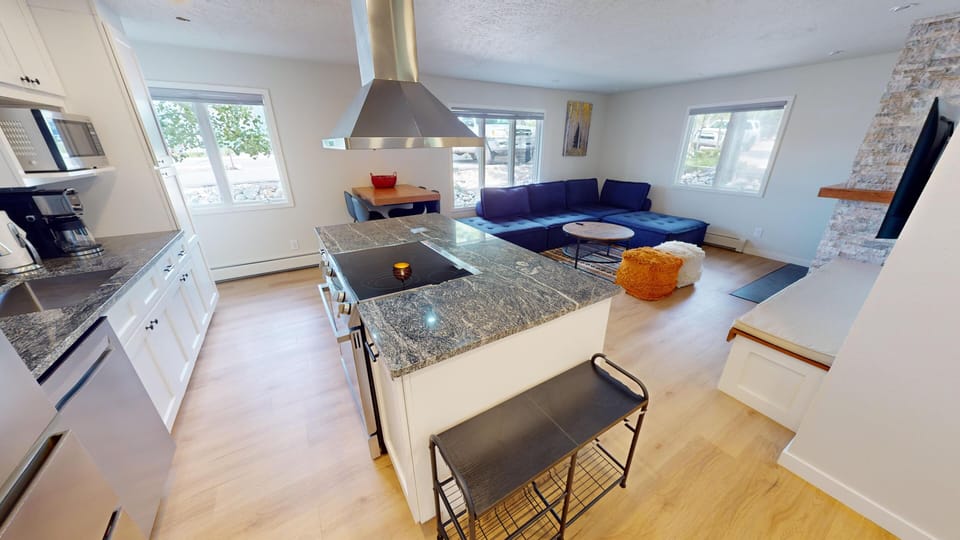 Fully Updated Beautiful Unit - Fully Updated Beautiful Unit