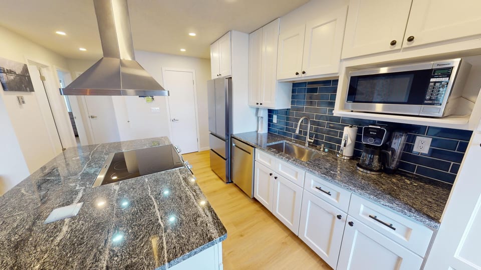 Fully Equipped Kitchen with Granite, Stainless - Fully Equipped Kitchen with Granite, Stainless