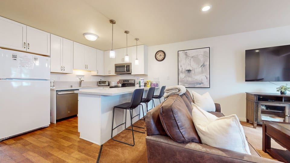 Condo, 3 Bedrooms | Private kitchen | Fridge, oven, coffee/tea maker, toaster