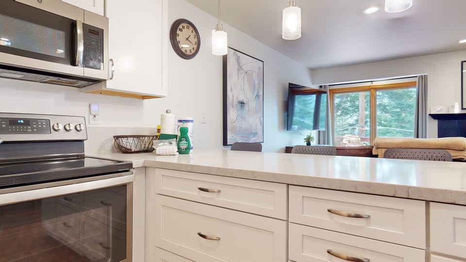 Condo, 3 Bedrooms | Private kitchen | Fridge, oven, coffee/tea maker, toaster