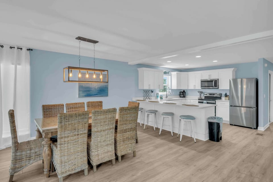 Breakfast bar with additional seating for 4