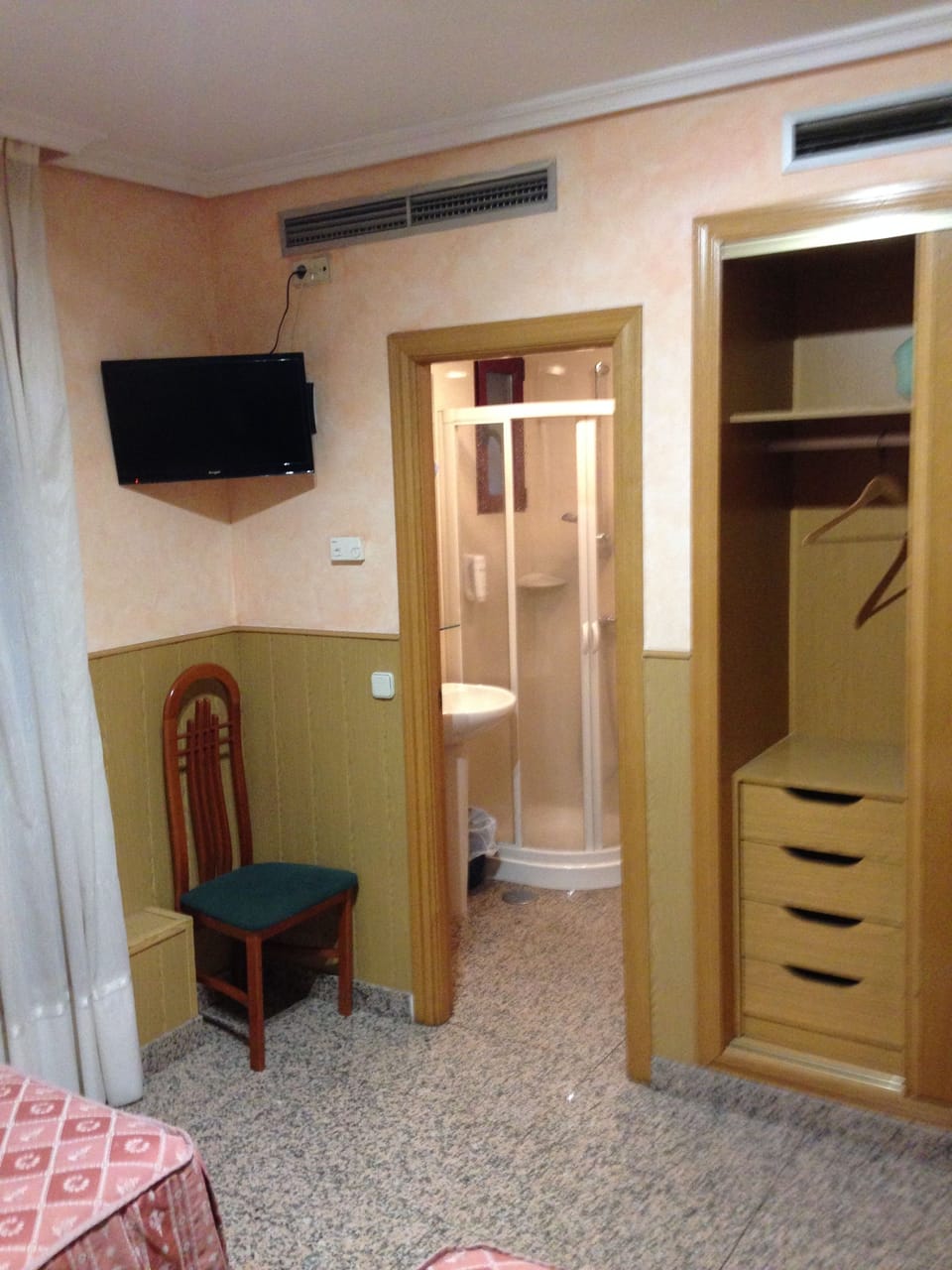 Shower, rainfall showerhead, free toiletries, hair dryer