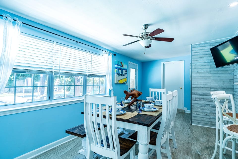 Dining Room/Dishware/Flatware provided/ SmartTV