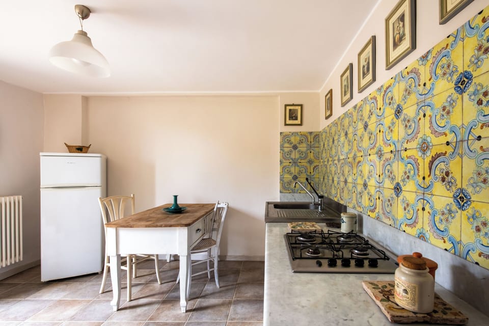 Apartment, Garden View | Private kitchen | Stovetop, electric kettle, cookware/dishes/utensils