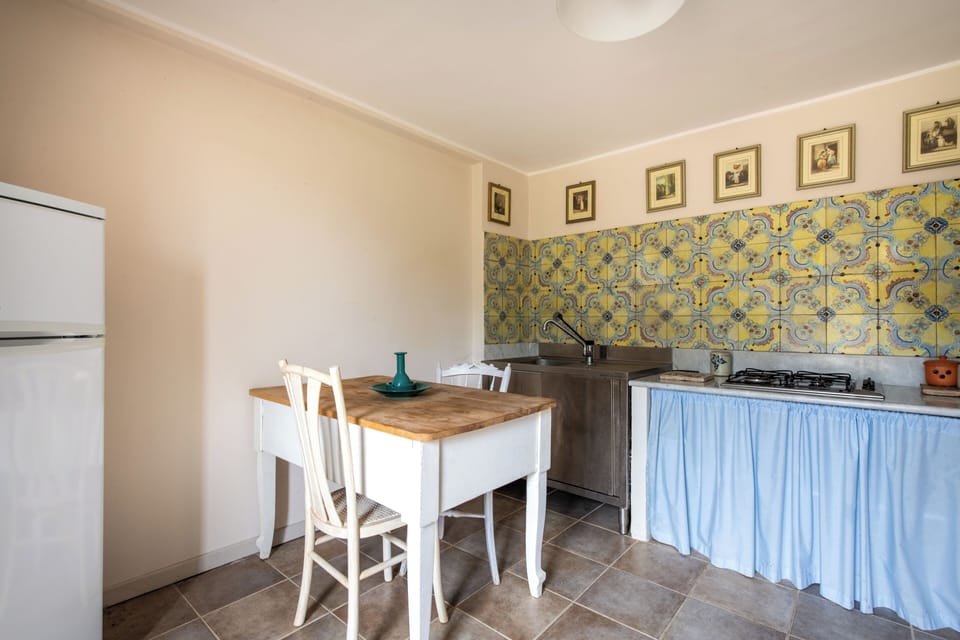 Apartment, Garden View | Private kitchen | Stovetop, electric kettle, cookware/dishes/utensils
