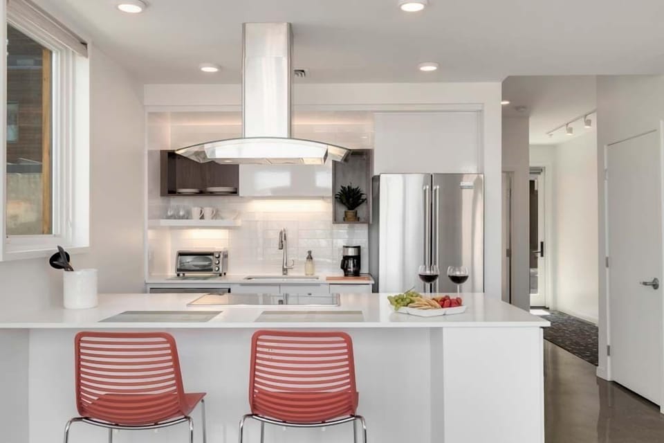 Townhome, 1 King Bed, Patio, City View (401 Linden Street (unit 3-231)) | Private kitchen | Fridge, microwave, oven, stovetop