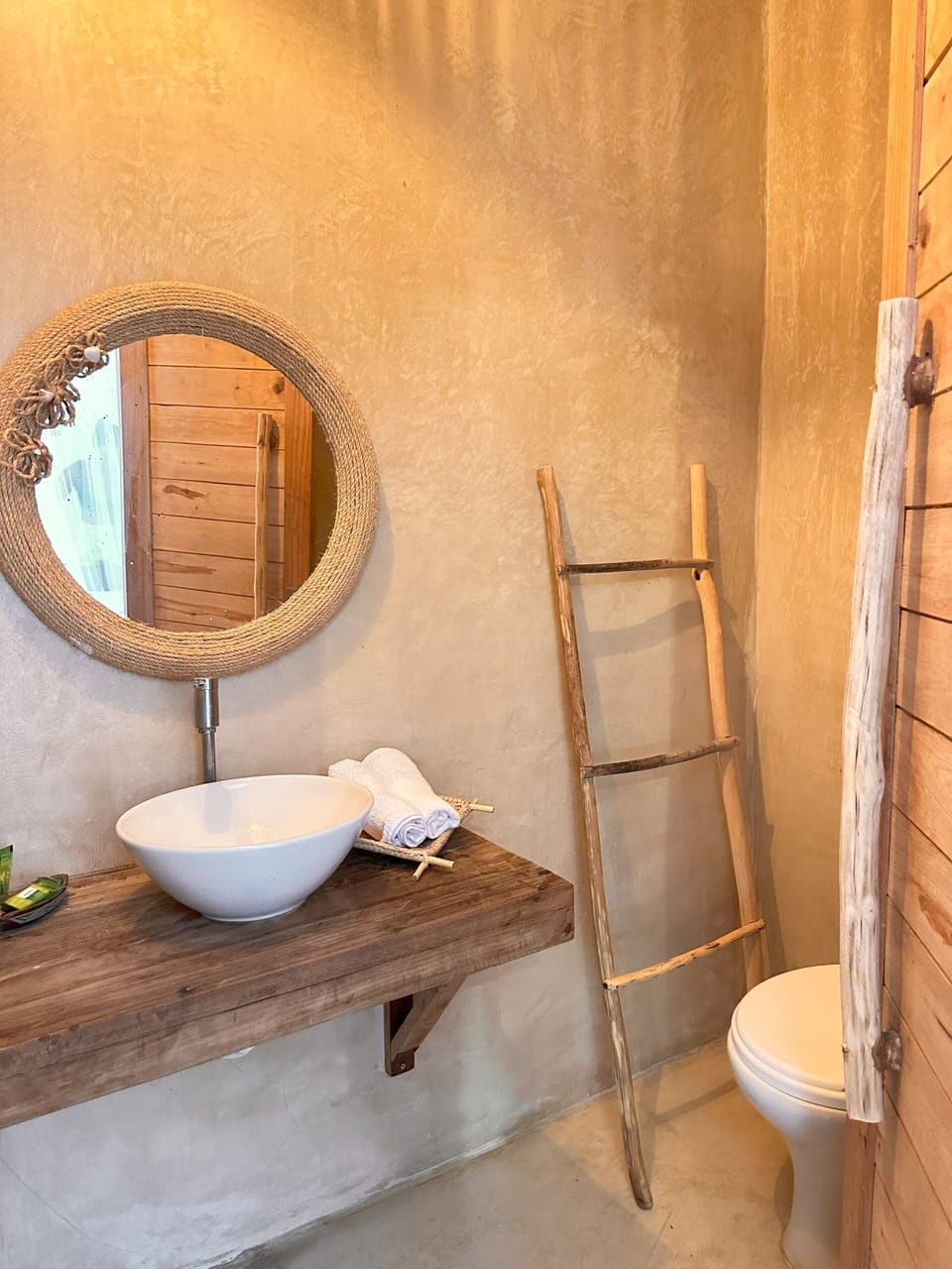 Economy Room | Bathroom | Shower, hair dryer, towels, soap