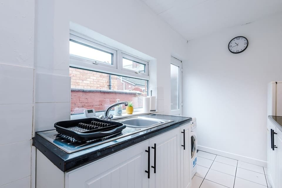 This kitchen has it all, making it easy for you to cook, dine, and enjoy your meals just like at home