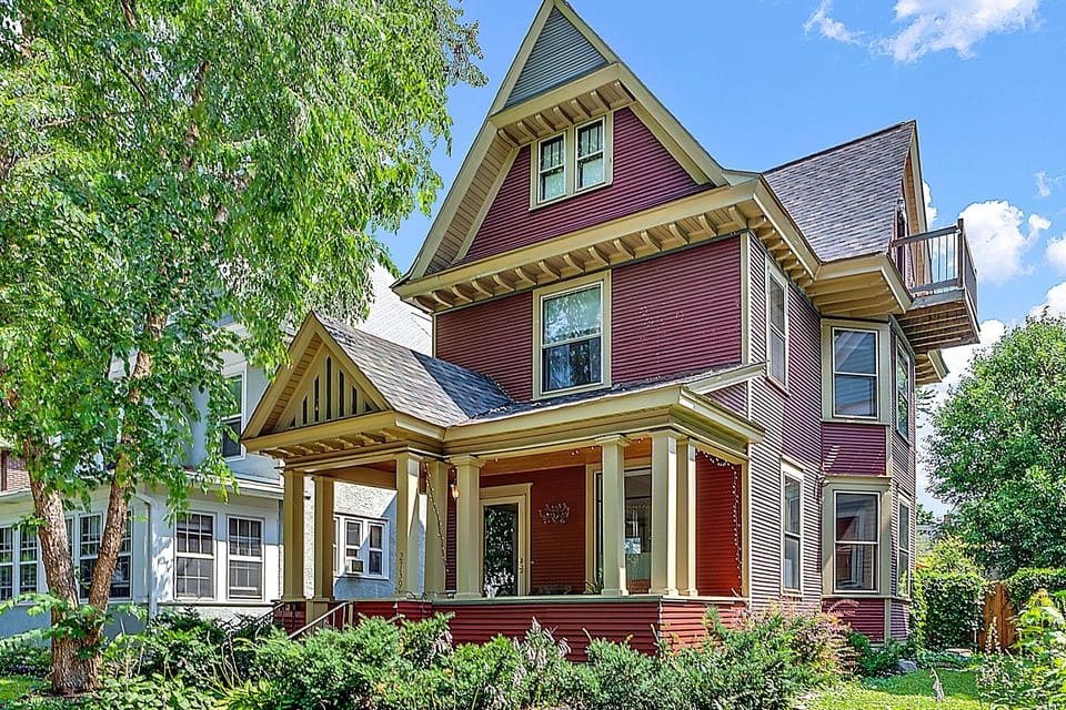 Modern 3-story by US Bank Stadium, City Lakes, restaurants, and Walker Gallery