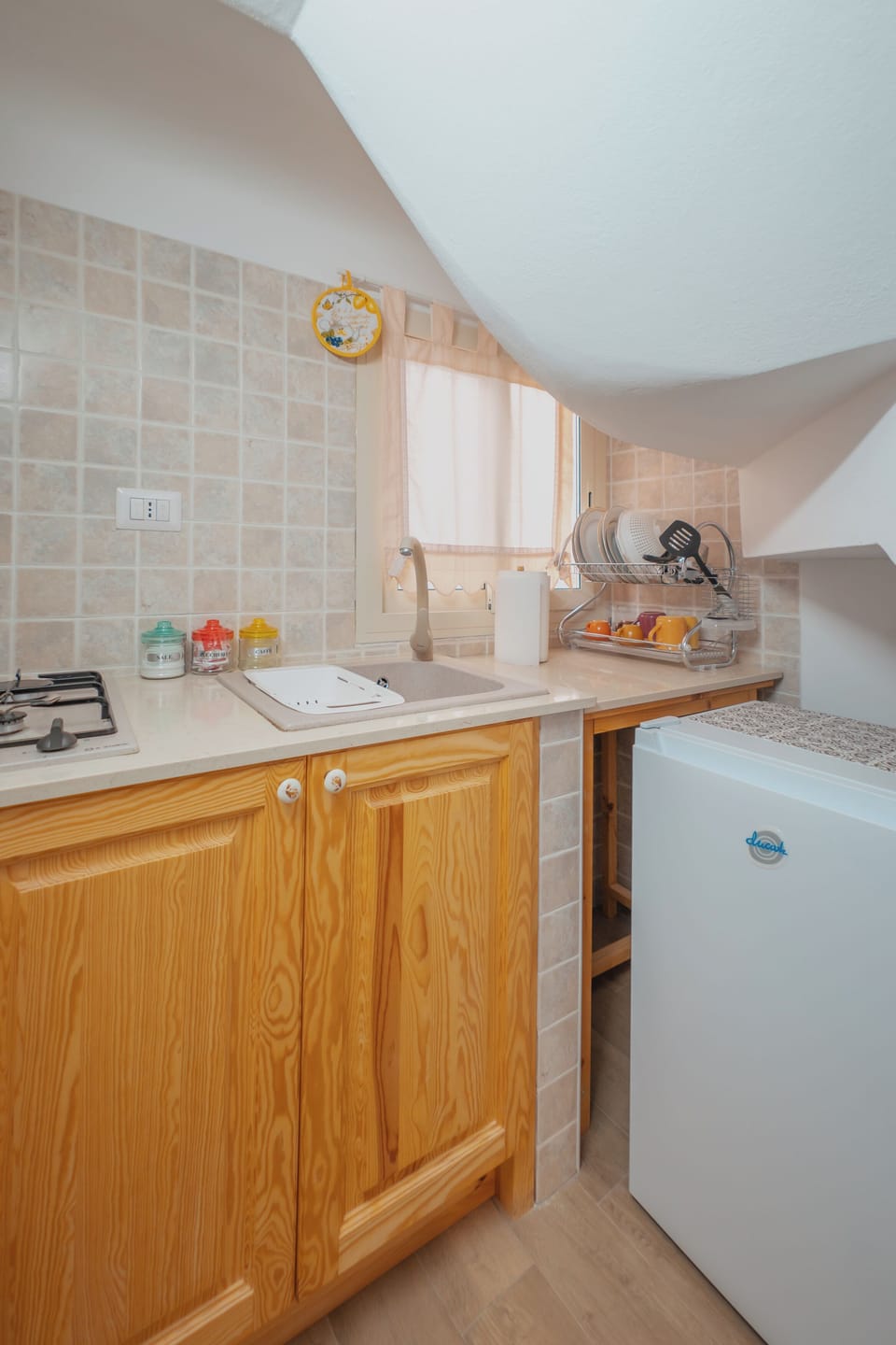 Apartment, Balcony, Mountain View | Private kitchen | Fridge, microwave, stovetop, cookware/dishes/utensils