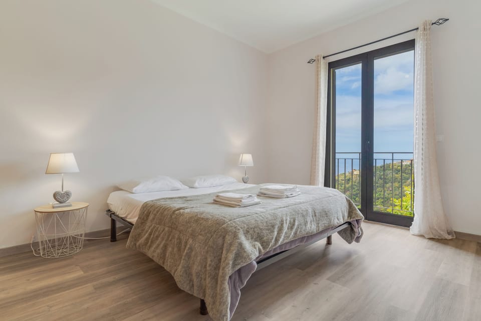 Panoramic Apartment, Sea View | 3 bedrooms, hypo-allergenic bedding, down comforters, memory foam beds