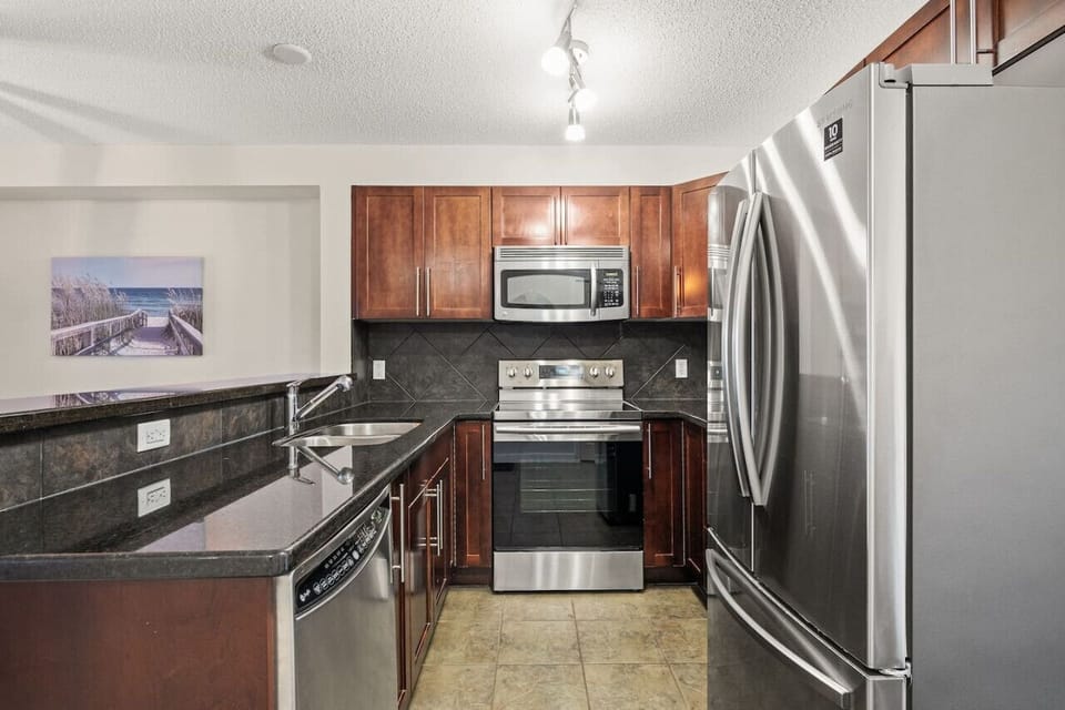 Full kitchen.