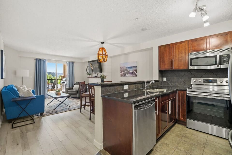 Full kitchen.