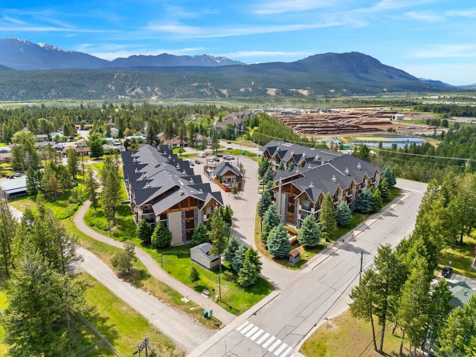 Exterior of Sable Ridge community & surrounding area.
