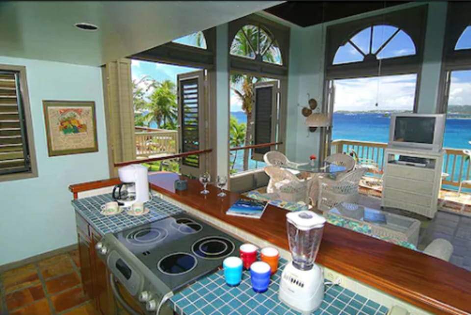 Luxury Suite Ocean View Upper 15D | Private kitchen | Coffee/tea maker, full-size fridge, microwave, stovetop