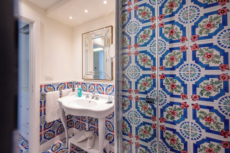 Superior Room, 1 Queen Bed | Bathroom | Shower, rainfall showerhead, free toiletries, hair dryer