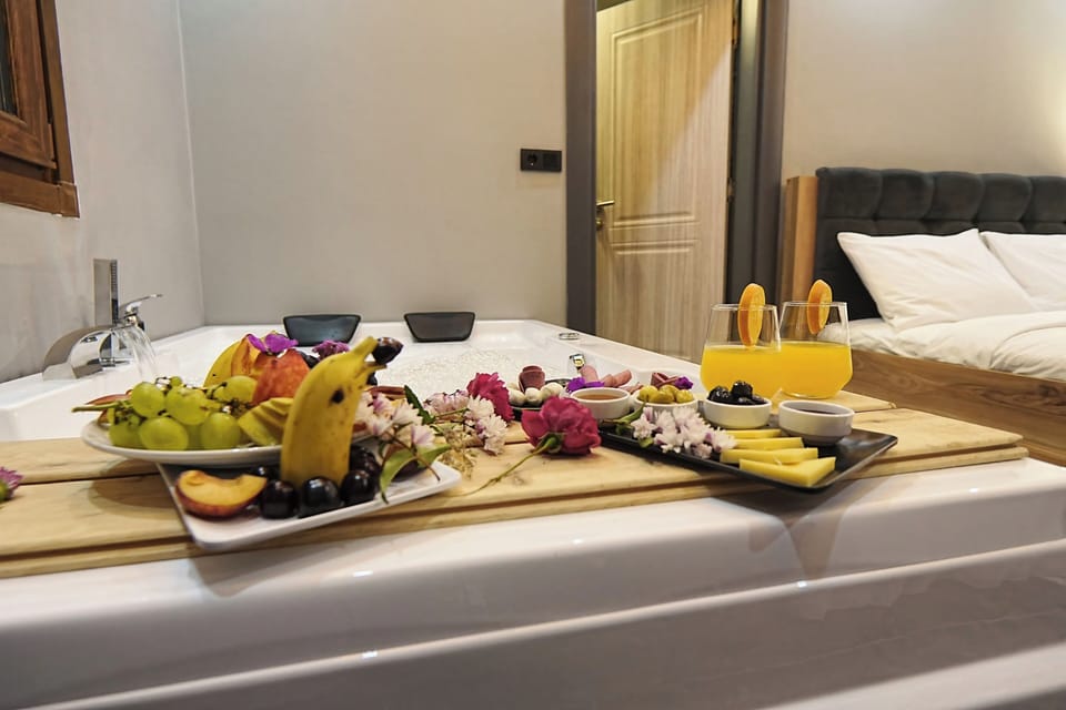 Signature Suite | Premium bedding, minibar, soundproofing, free cribs/infant beds