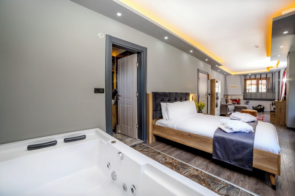 Signature Suite | Premium bedding, minibar, soundproofing, free cribs/infant beds