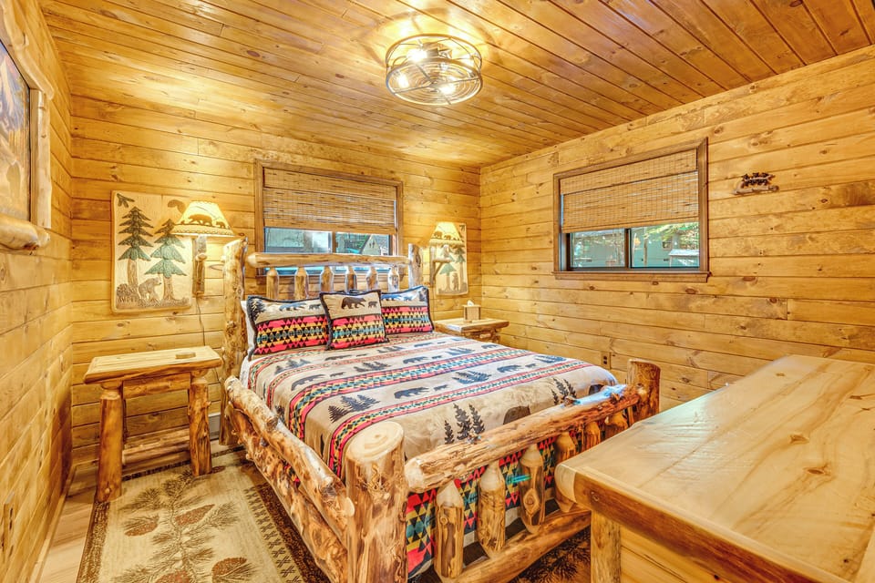 Bedroom 1 | 1st Floor | Queen Bed | Linens Provided | Smart TV