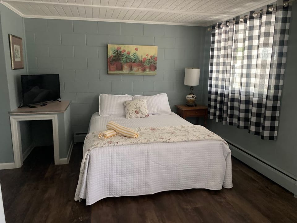 Suite20320Front20Bedroom