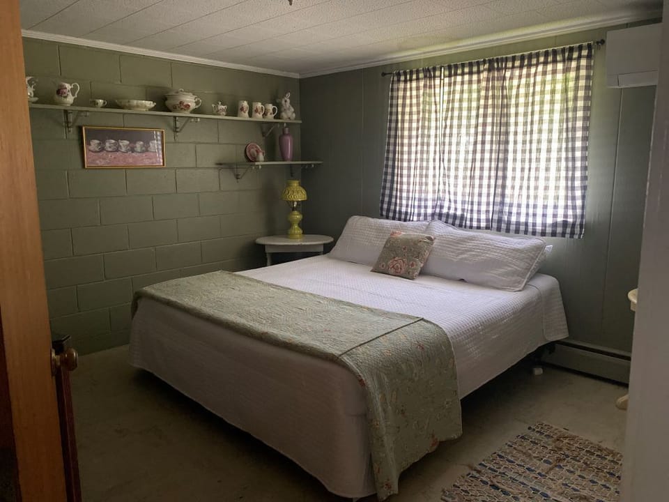 Suite20520Bedroom