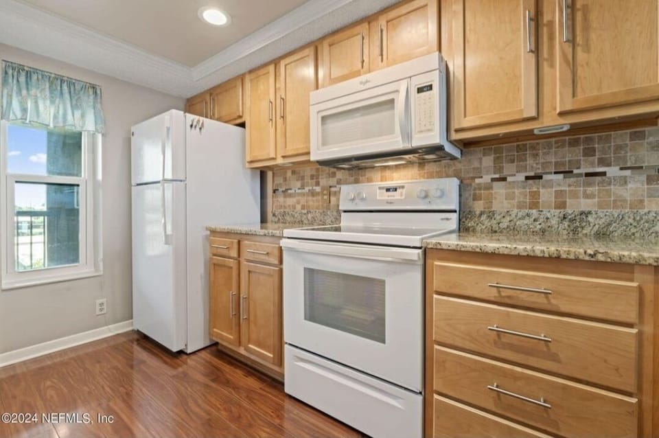Fully equipped kitchen.