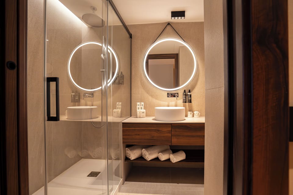Shower, free toiletries, hair dryer, bidet