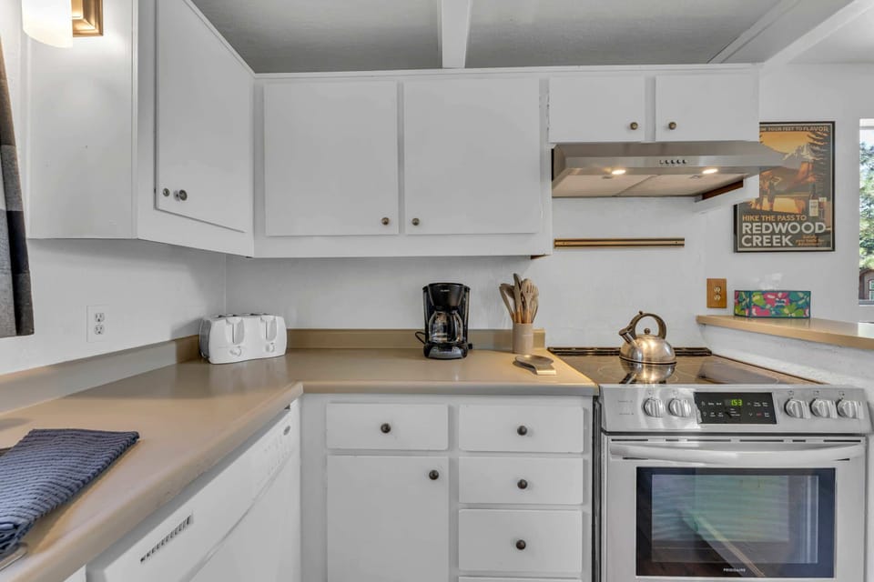 Kitchen: Well-equipped kitchen, range of cookware, drip coffee maker, 4-burner electric cooktop