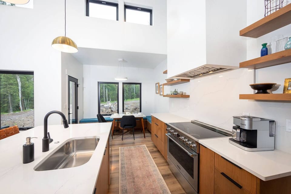With a spacious kitchen and plenty of counter space for cooking the perfect meal, Larch Forest Retreat provides a luxurious dinning experience.