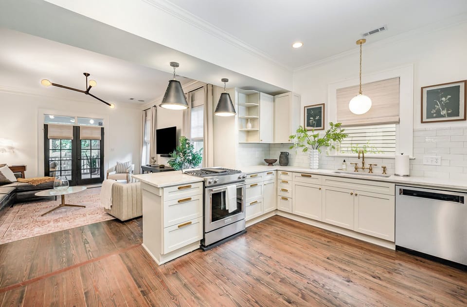 The kitchen and living room combine seamlessly to be an ideal entertaining space. Cook a delicious meal while conversing with friends and family in the living room or catch the game on the TV!