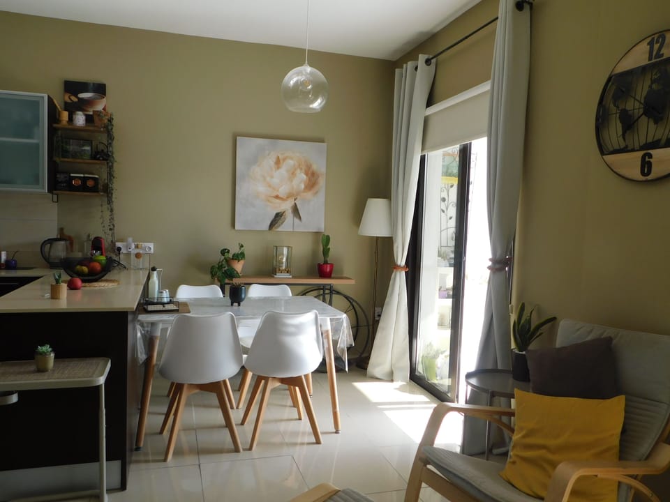 Comfort Apartment, Pool View | Dining room