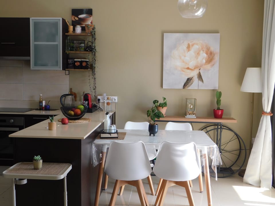 Comfort Apartment, Pool View | Dining room
