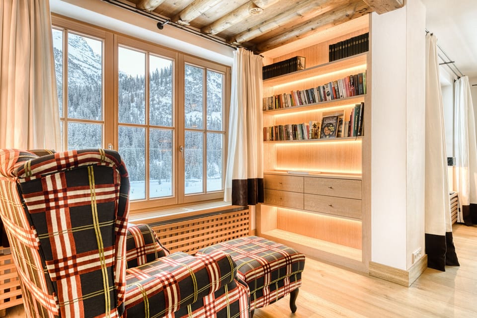Cozy reading corner in Chalet Lilly - Family & Friends in Lech am Arlberg.