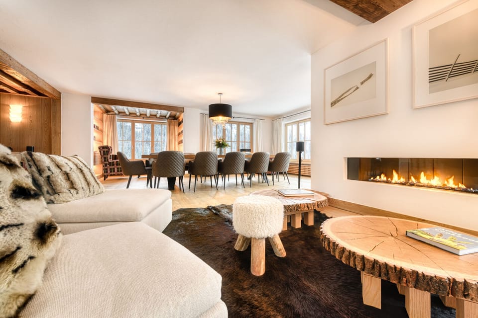 Living room with fireplace in Chalet Lilly - Family & Friends in Lech am Arlberg.