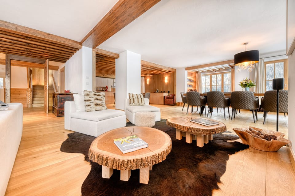 Large open-plan living area in Chalet Lilly - Family & Friends in Lech am Arlberg.