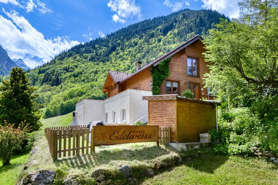 Appartement Alpenrose – Haus Edelweiß by A-Appartments | Ferienunterkunft in Vorarlberg, Österreich