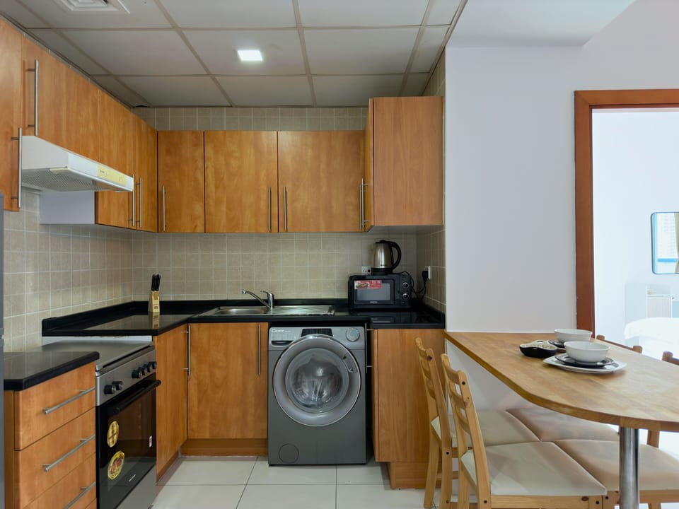 Deluxe Loft, Bay View | Private kitchen | Full-size fridge, microwave, oven, stovetop