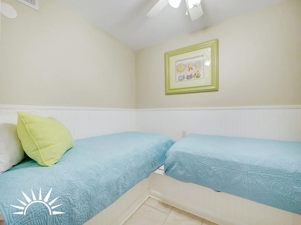 3rd bedroom with 2 twin beds