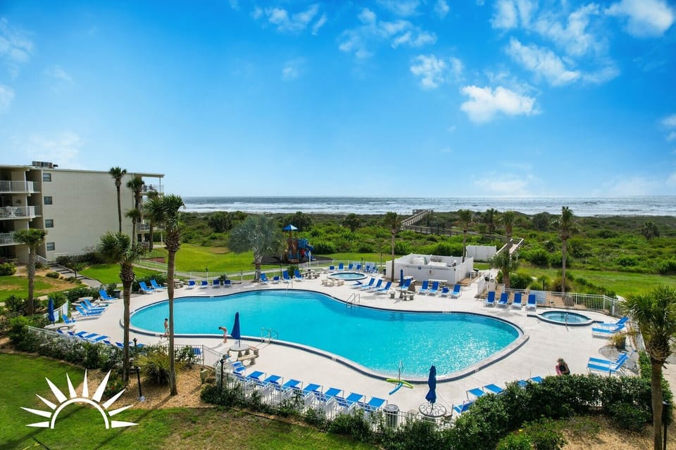 view over the pool and ocean