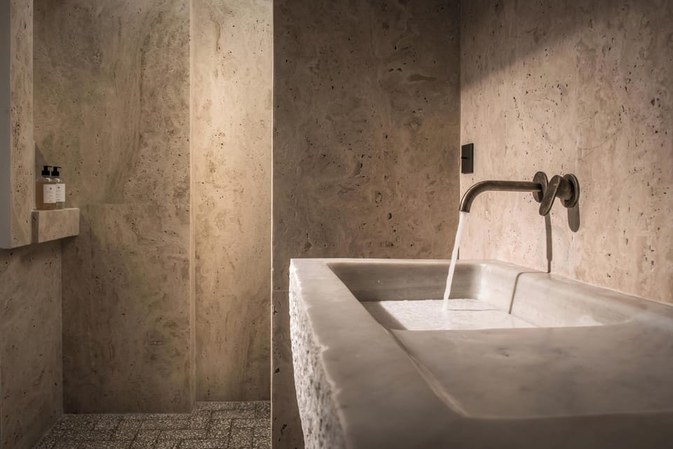 Superior Suite | Bathroom | Shower, rainfall showerhead, free toiletries, hair dryer