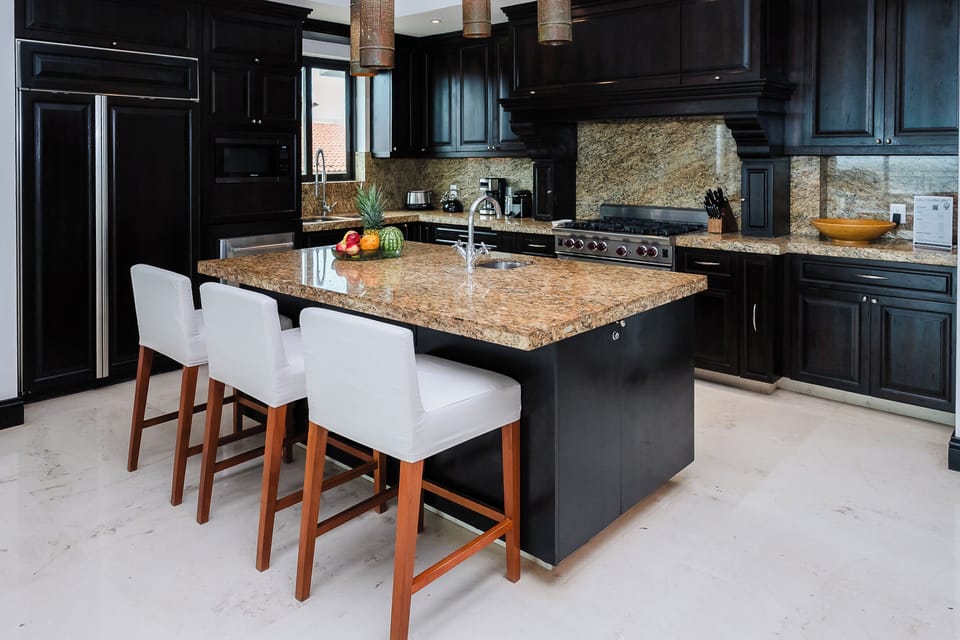 We ordered groceries in advance which was so wonderful and allowed us to prepare meals at home in a beautiful kitchen and enjoy the beautiful views while we dined. Elizabeth I.