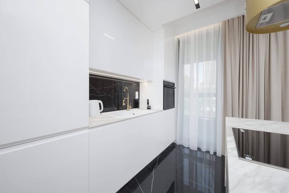 Fully equipped kitchenette with induction cooktop, oven with microwave option, refrigerator with freezer, electric kettle, capsule coffee maker (capsule), toaster and dishwasher.