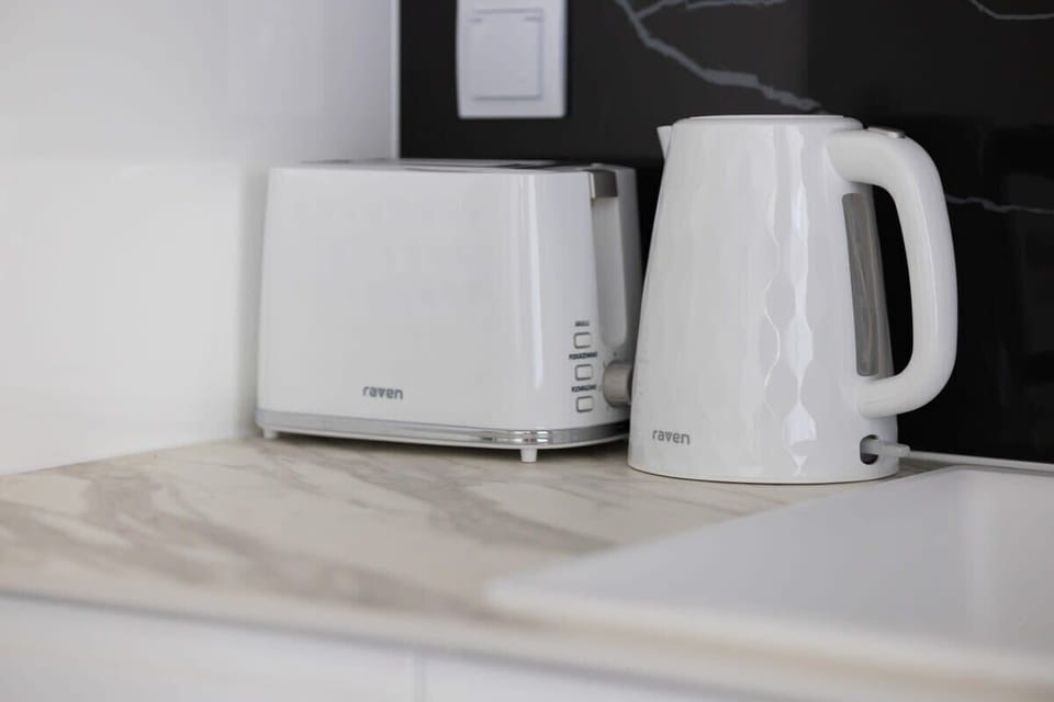 Toaster and electric kettle on the countertop.