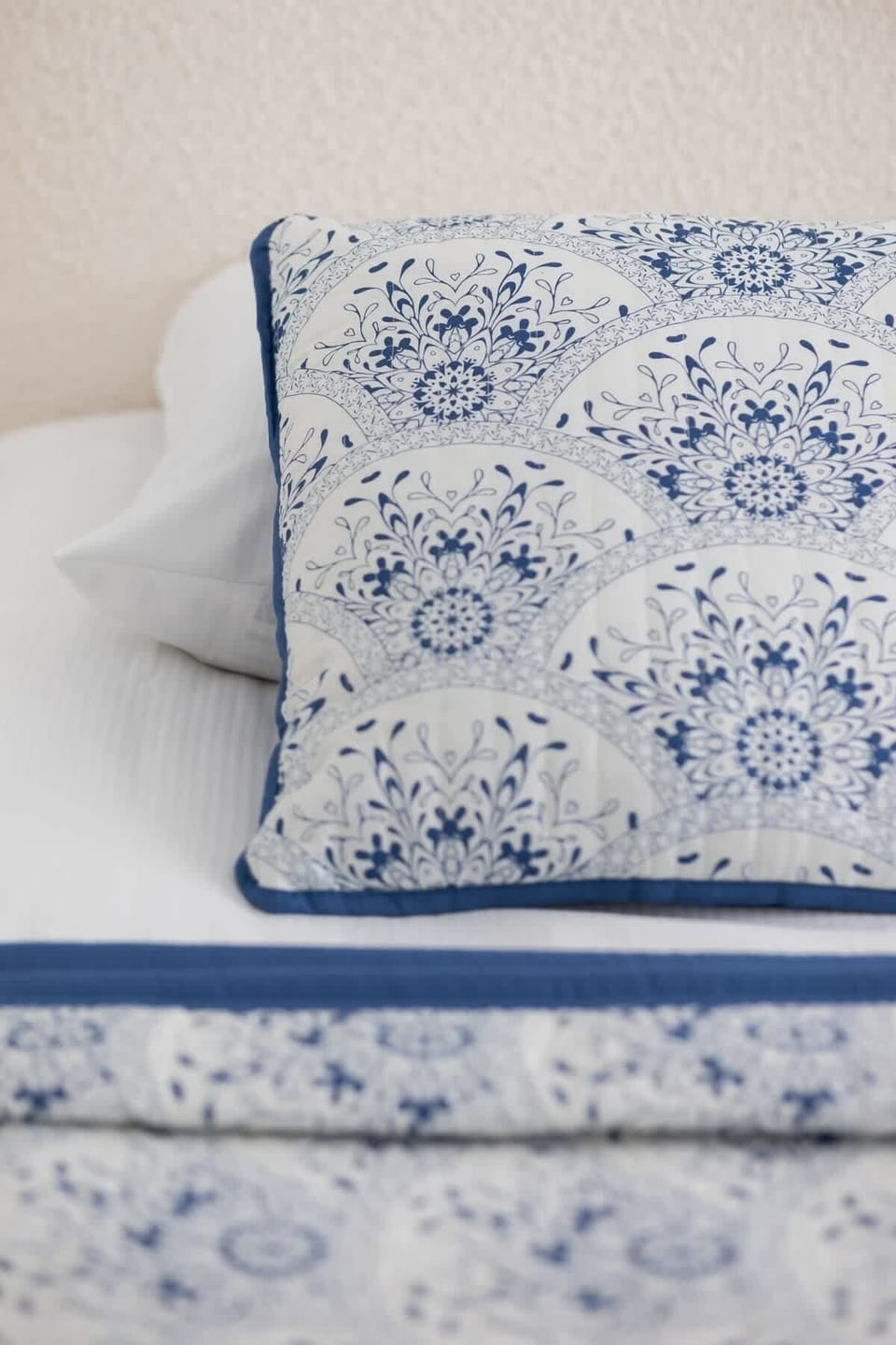 Decorative details / bed with cushions.