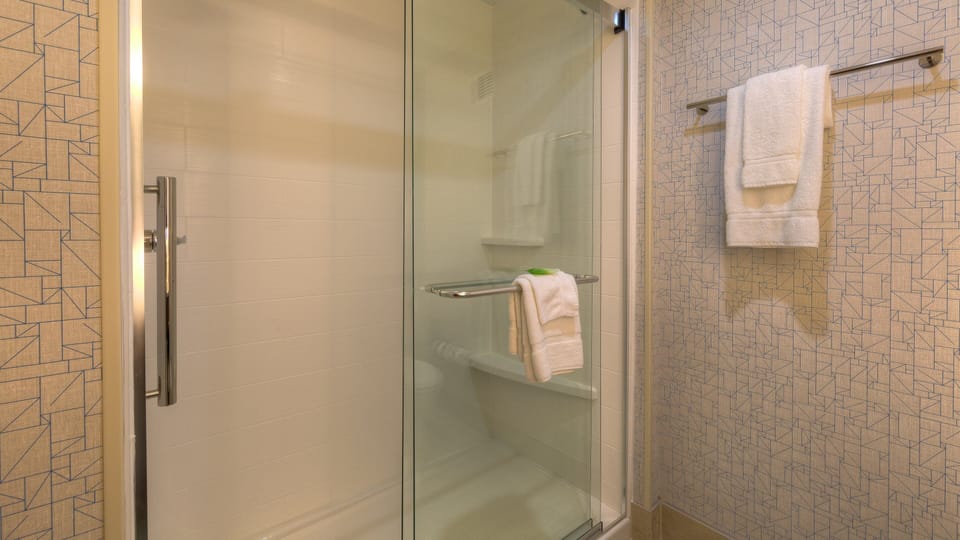 Combined shower/tub, towels