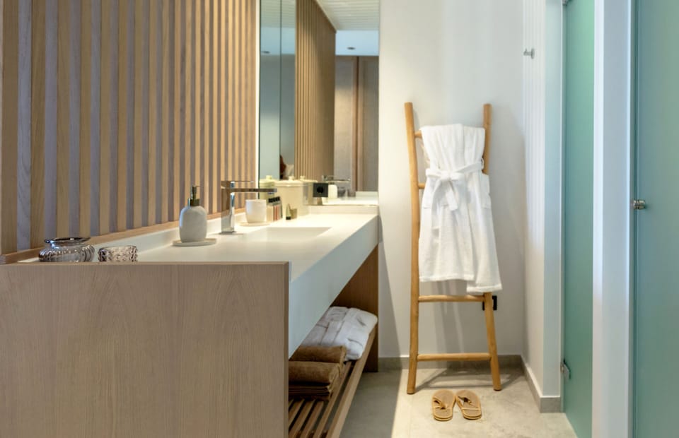 Superior Room, Balcony | Bathroom | Shower, hair dryer, slippers, towels