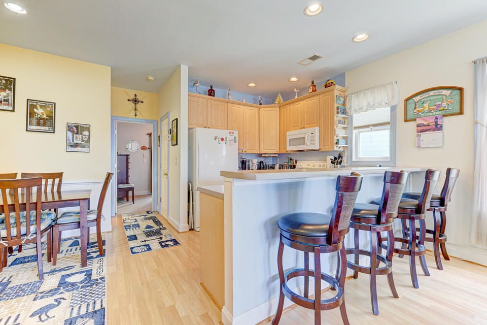Kitchen/Counter Area