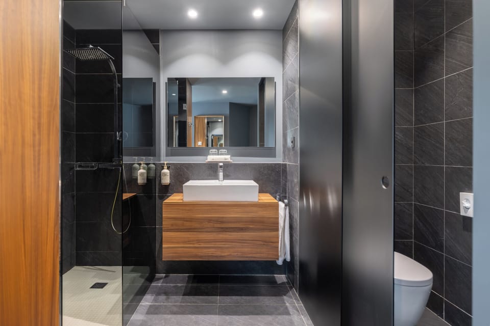 Family Suite | Bathroom | Free toiletries, hair dryer, bidet, towels